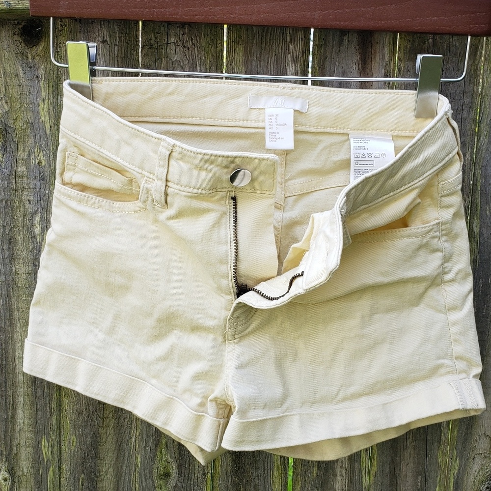 H&M pale yellow shorts size 0